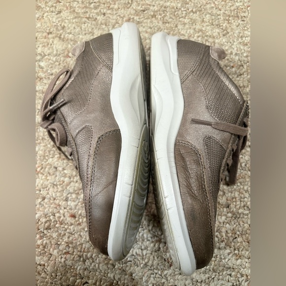 Aravon Womens Pc Tie Metallic Fashion Sneaker Size 7 - Picture 4 of 8